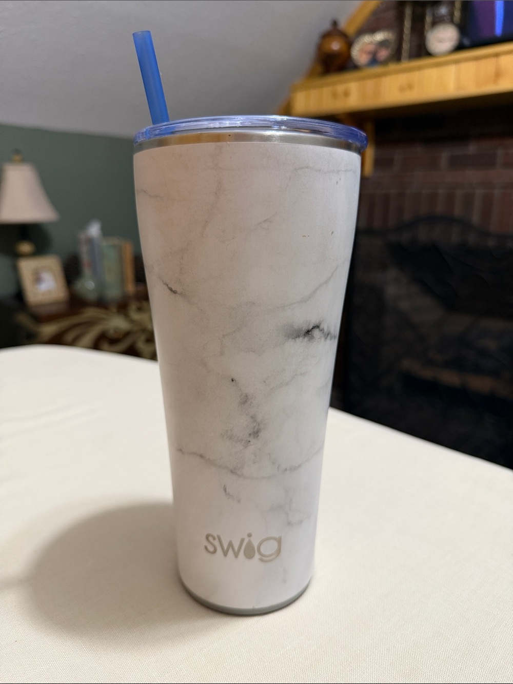 Swig Marble White & Gray Insulated Tumbler with Lid and Straw.